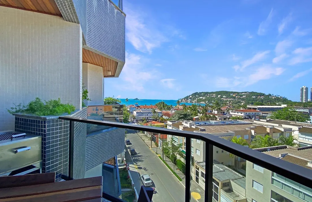 Apt no Guarujá com Sacada Piscina 4 Quartos Espaçoso-1